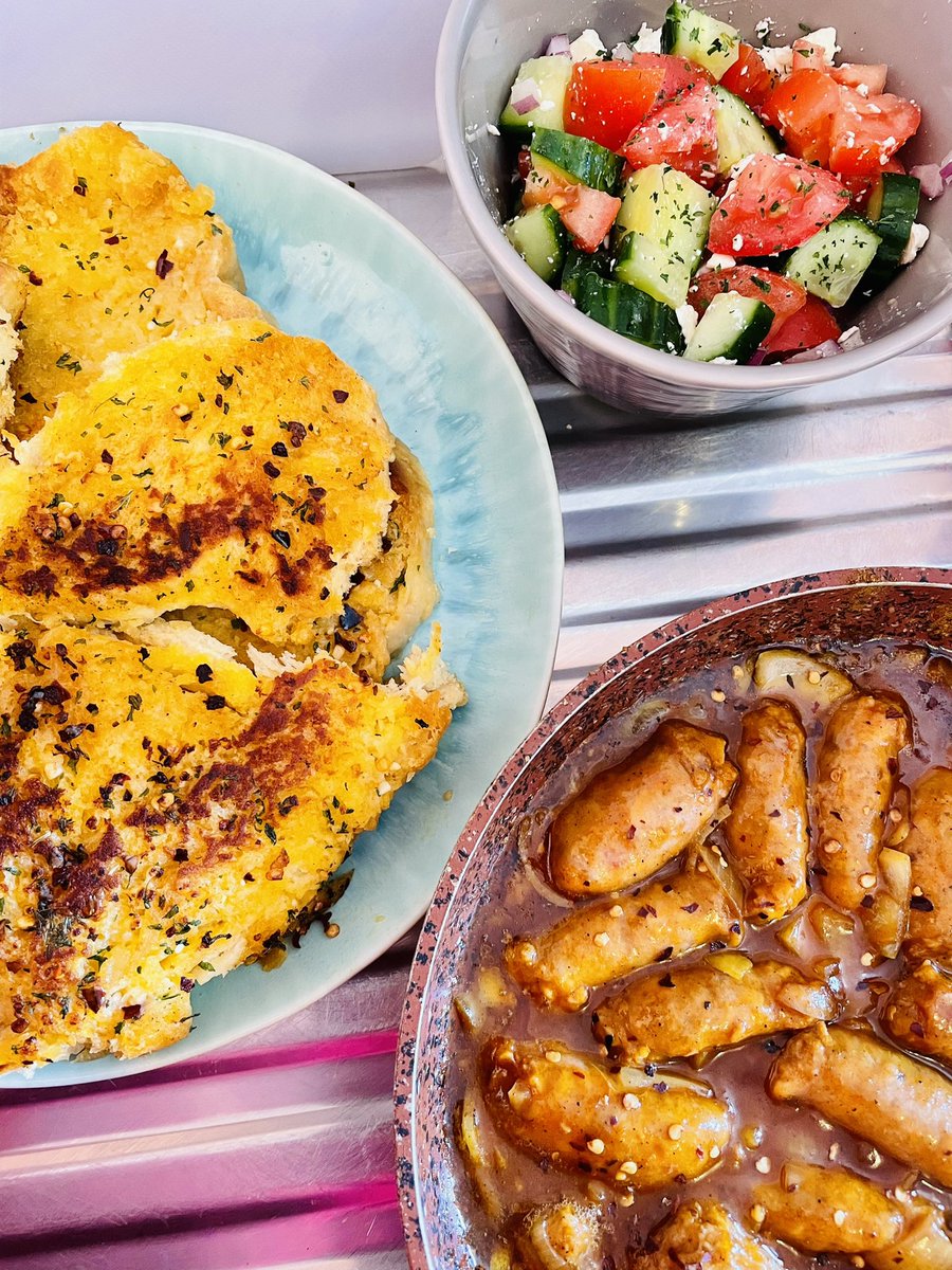 nambithaUkutya's tweet photo. A hearty meal for the house! 

Working 12 hour days also means being a little clever with quick and easy meals. 

#Foodie
#MadamNambitha
#SteamBread
#Greensalad
#MuttonSausage
#NambithaUkutya https://t.co/WWSy32JiHp