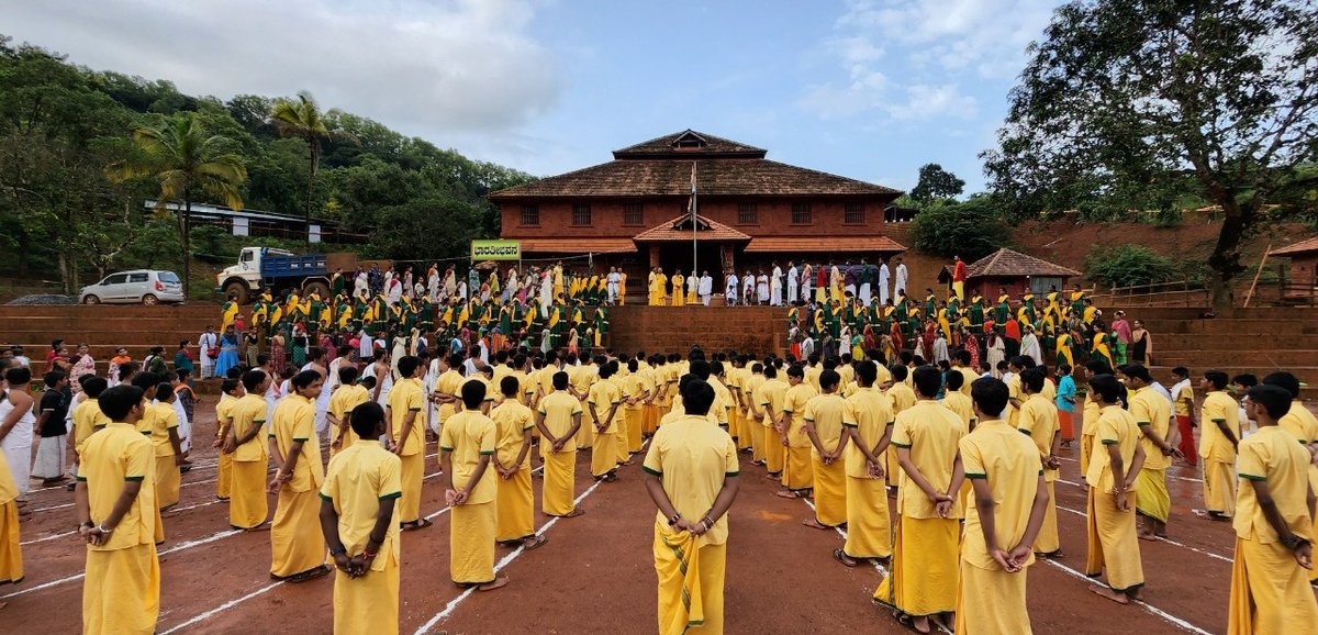 ಭರತಭೂಮಿಯು ಆಂಗ್ಲರ ದಾಸ್ಯದಿಂದ ಮುಕ್ತವಾದ ದಿನ, ಸ್ವಾತಂತ್ರ್ಯದ ಅಮೃತ ಮಹೋತ್ಸವವನ್ನು ವಿಷ್ಣುಗುಪ್ತ ವಿಶ್ವವಿದ್ಯಾಪೀಠದ ವಿದ್ಯಾರ್ಥಿಗಳು ಧ್ವಜಾರೋಹಣ, ಧ್ವಜವಂದನೆ, ಭಾರತಾಂಬೆಯ ಮಹಿಮೆ ಹಾಗೂ ದೇಶಭಕ್ತಿಯನ್ನು ಸಾರುವ ಸಾಂಸ್ಕೃತಿಕ ಕಲರವದ ಮೂಲಕ ಸಂಭ್ರಮದಿಂದ ಆಚರಿಸಿದರು. #JaiHind #Vishnugupta_Vishwavidyapeetha