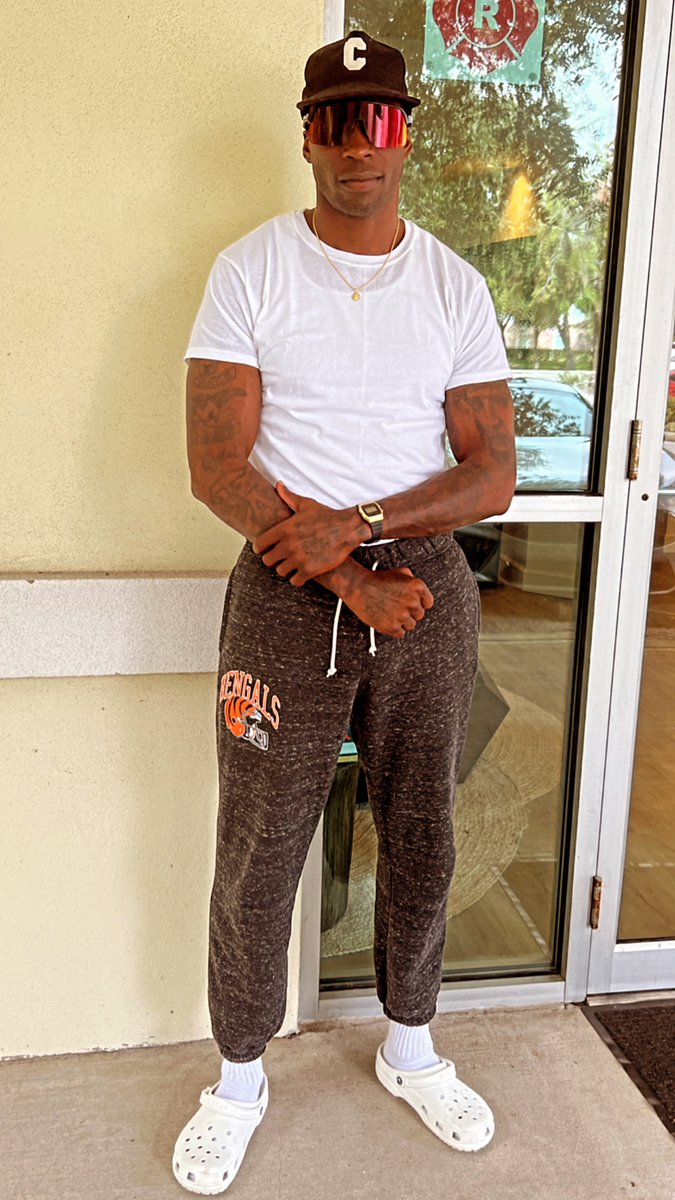 ochocinco's tweet photo. Crocs &amp; Socks 💧 https://t.co/gd35jzwszs