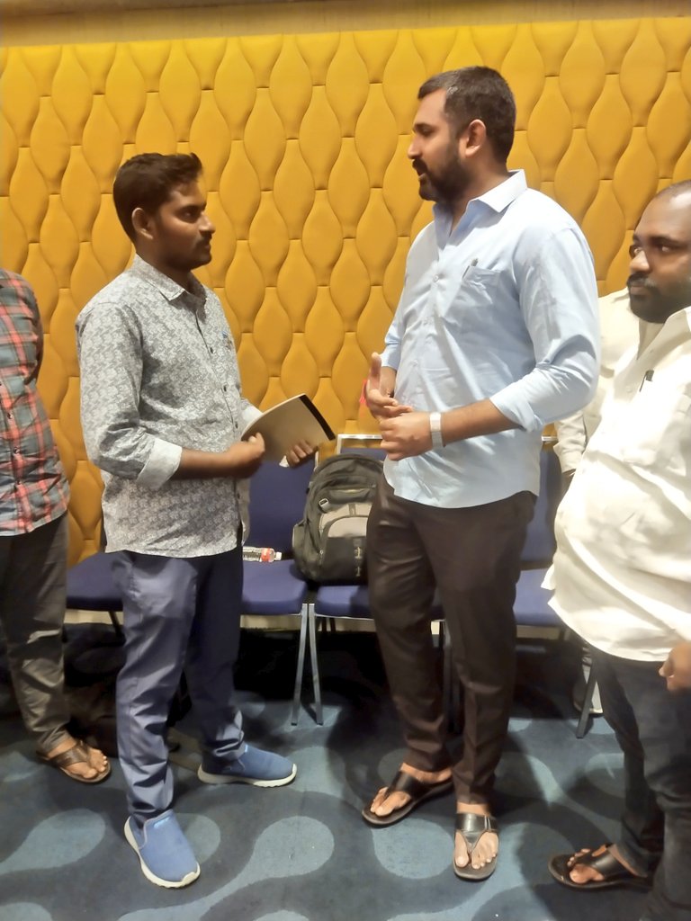 BattuNaveenTJSF's tweet photo. తెలంగాణ రాష్ట్ర సోషల్ మీడియా కన్వీనర్
& తెలంగాణ రాష్ట్ర మినరల్ డెవలప్మెంట్ కార్పొరేషన్ చైర్మన్ మన్నే క్రిషాంక్ గారిని మర్యాద పూర్వకంగా కలువడం జరిగింది
#TSMDC #TSMDCChairman #Krishank #NaveenBattu #SocialMedia #Youth #Leader #PeopleLeader @krishanKTRS
@SarveySuhasini #Telangana https://t.co/rp07ylvHVS