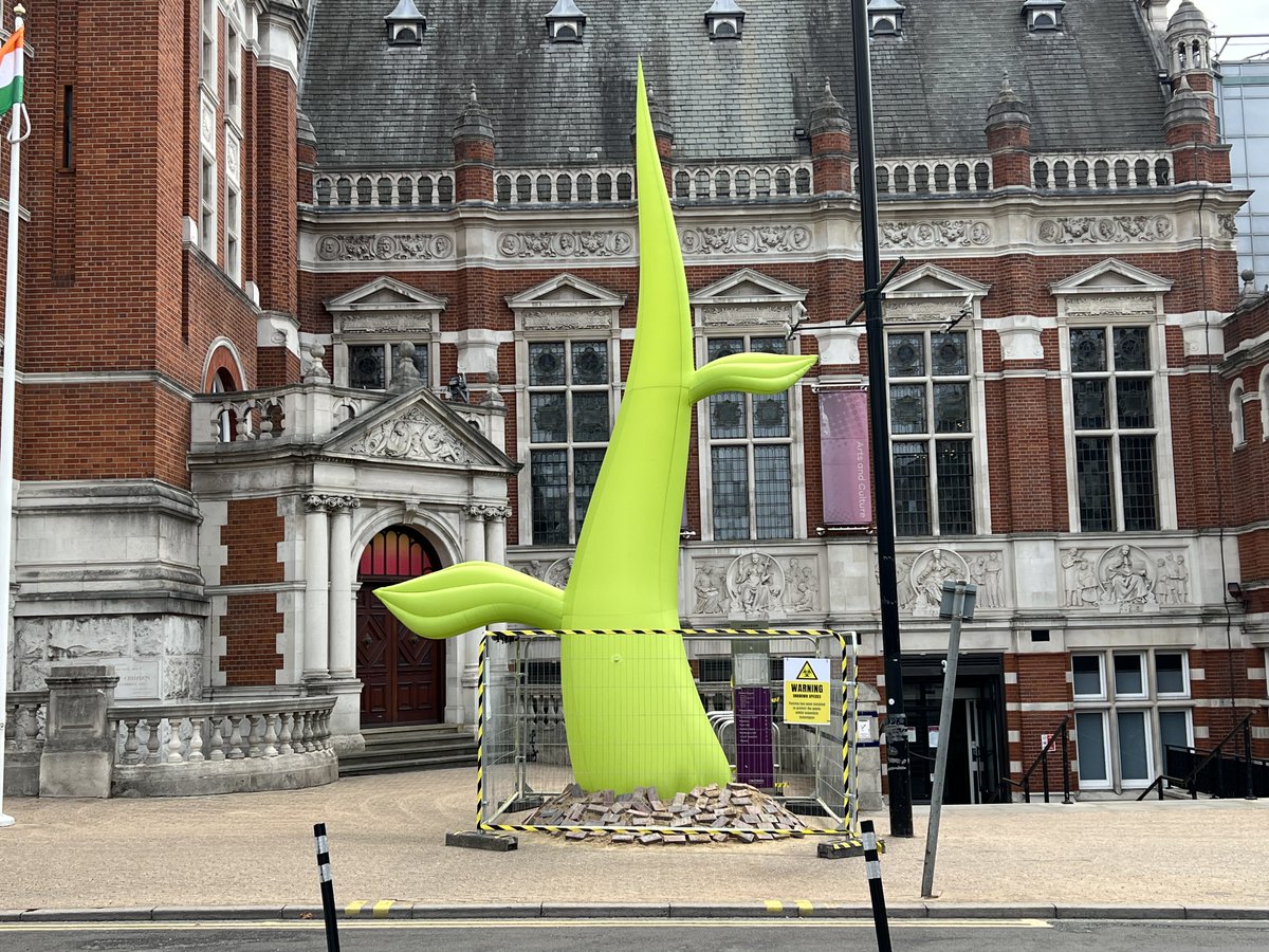 LLClivenews's tweet photo. Did you spot the #UnexpectedCroydon installations over Croydon town centre? 😉 

You’ll have to see it to believe it! ✏️🚀 👀

@CheckOutCroydon 
#streetart #croydon #checkoutcroydon #inflatable #designsinair #freeart #artrail #giantinflatables #inflatableart #croydonlife https://t.co/NjY2DCvlBb