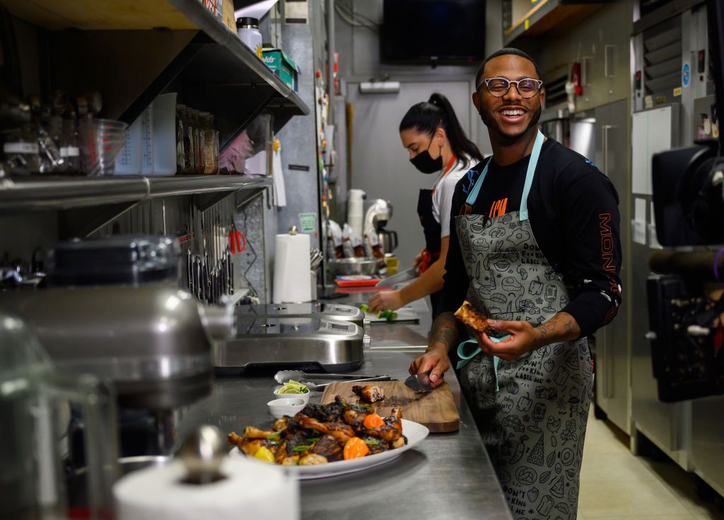 Chef Kwame Onwuachi returns to NYC with an Afro-Caribbean Lincoln Center restaurant ny.eater.com/2022/8/17/2330…