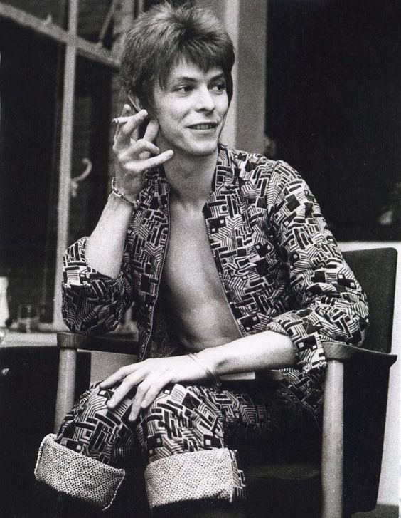 Claudestar2012's tweet photo. #DavidBowie - 1972 https://t.co/nq6S0Kv2f9