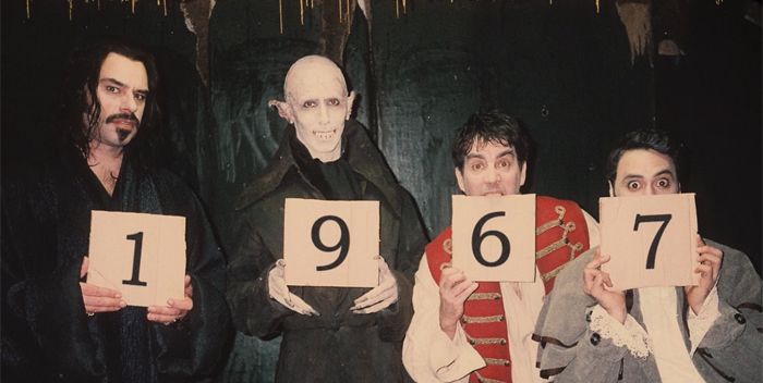 "Lo que hacemos en las sombras"
2014.
🇳🇿
Jemaine Clement y Taika Waititi.

Vlad, Petyr, Deacon y Viago: Cuatro tontos muy tontos.