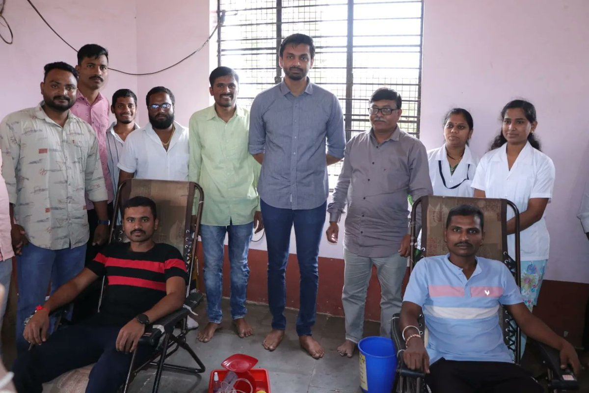 Prateek_J_Patil's tweet photo. बागणी (ता.वाळवा) गावातील राष्ट्रवादी युवक काँग्रेस व सोशल मीडिया सेल कडून माझ्या वाढदिवसानिमित्ताने रक्तदान शिबिर पार पडले, यावेळी जयंत दारिद्र्य निर्मूलन अभियाना मार्फत विद्यार्थ्यांना वही वाटप करण्यात आले. https://t.co/8yNvIgqJnd