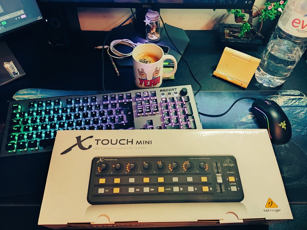 LilouKaboom's tweet photo. J'ai reçu ma x-touch mini 🤘❤️ 
Payée grâce à vous et à la paie touich !
Je vous fais un récap en image dès que j'ai fais le don !
Le son sera un peu opti et plus facilement gérable pour moi surtout ☺️
Pssst regardez les commentaires 😂
#twitch #twitchfr
#xtouch #behringer #midi https://t.co/qt4JNXHm71