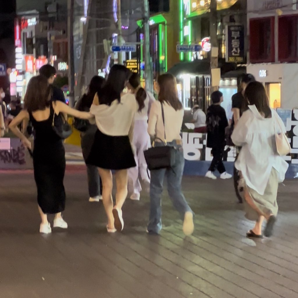 maltijyuu's tweet photo. 뭔 소설임 내가 두눈을 시퍼렇게뜨고 똑똑히봣슈 우석 룸술집앞에서 전담피면서 주변눈치보다가 들어가는거까지완벽하게. https://t.co/9wme8VBwbE