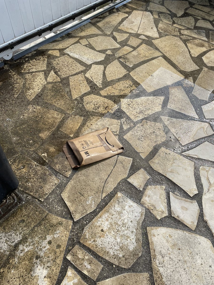 . <a href="/AmazonFrance/">Amazon.fr</a> super la livraison en pleine orage ! Jetée au dessus de mon portail alors que cela rentre dans la boîte aux lettres