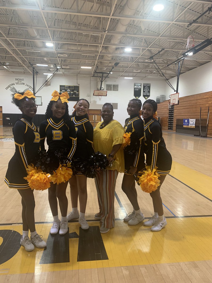 A great start to a new school year with our new Principal, Valerie Newton! <a href="/SDHCMagnet/">HCPS Magnet Schools and Programs</a> <a href="/HillsboroughSch/">Hillsborough Schools</a> <a href="/AddisonGDavis/">Addison Davis</a> @VanAyres412