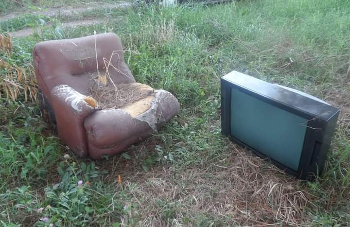 un appello alla persona che ha abbandonato sul prato la poltrona e il televisore.......dov'è il TELECOMANDOOOOOOO  ????????!!!!!!!!