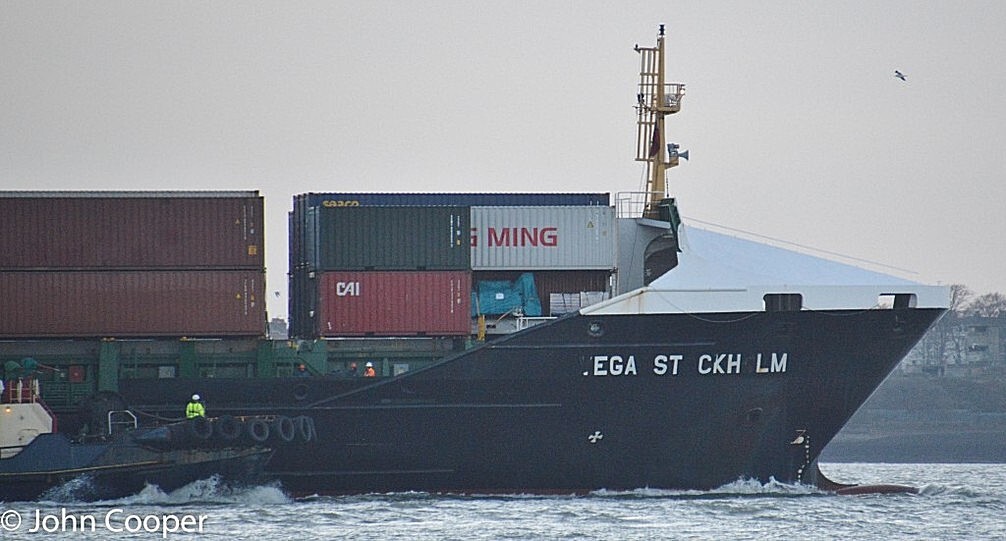 TheSuffolkMan's tweet photo. I nearly forgot the name of this one! #Inbound #shipping #Felixstowe https://t.co/ZwyOntZlAw