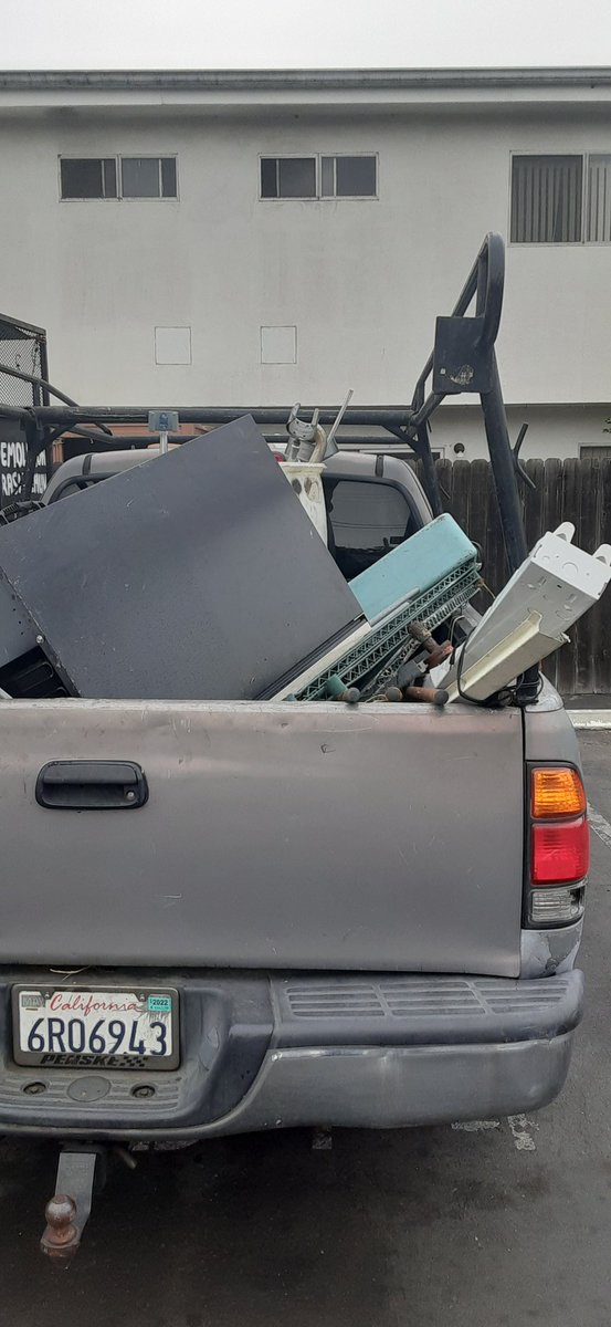 HaulingPlanet's tweet photo. All the metal gets separated and taken to the appropiated place to get recycle. And it's a win, win situation. I don't pay for the landfill and the environment benefits. Green Planet Hauling nothing but the best. Call us make an appointment online #junk remova https://t.co/P6kJg1pi3S