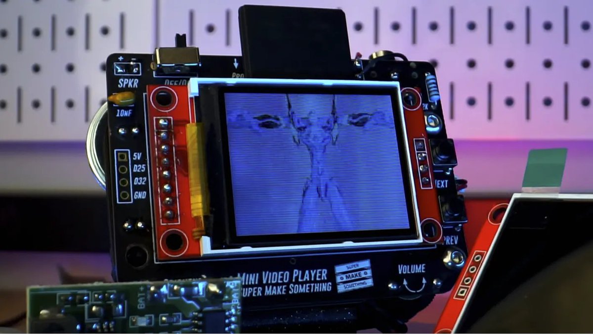 Hacksterio's tweet photo. This handheld device uses an ESP32 to play videos: https://t.co/X22kov1qXN https://t.co/7ISAGWXOTR