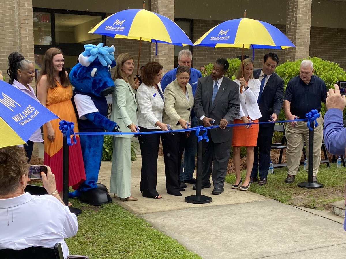 MidlandsTech's tweet image. Proud day on the Airport Campus as Dr. Ron Rhames, Lt. Gov. Pamela Evette, dignitaries and our very own Mav cut the ribbon on a newly renovated building for @MidlandsMidCol #education