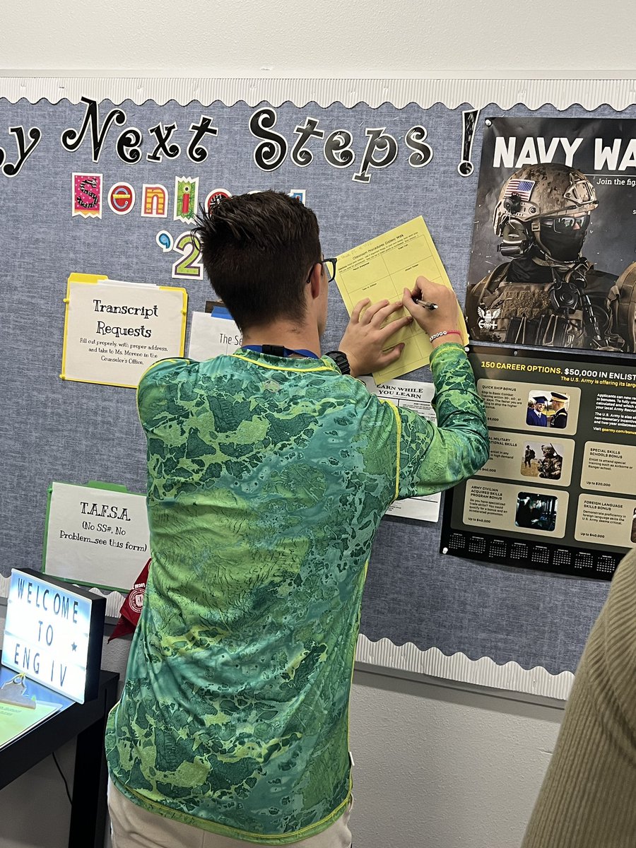 EdlinLit's tweet photo. Classroom Procedures day!  #carouselwalk @InglesideHS https://t.co/1zF0W0TH25