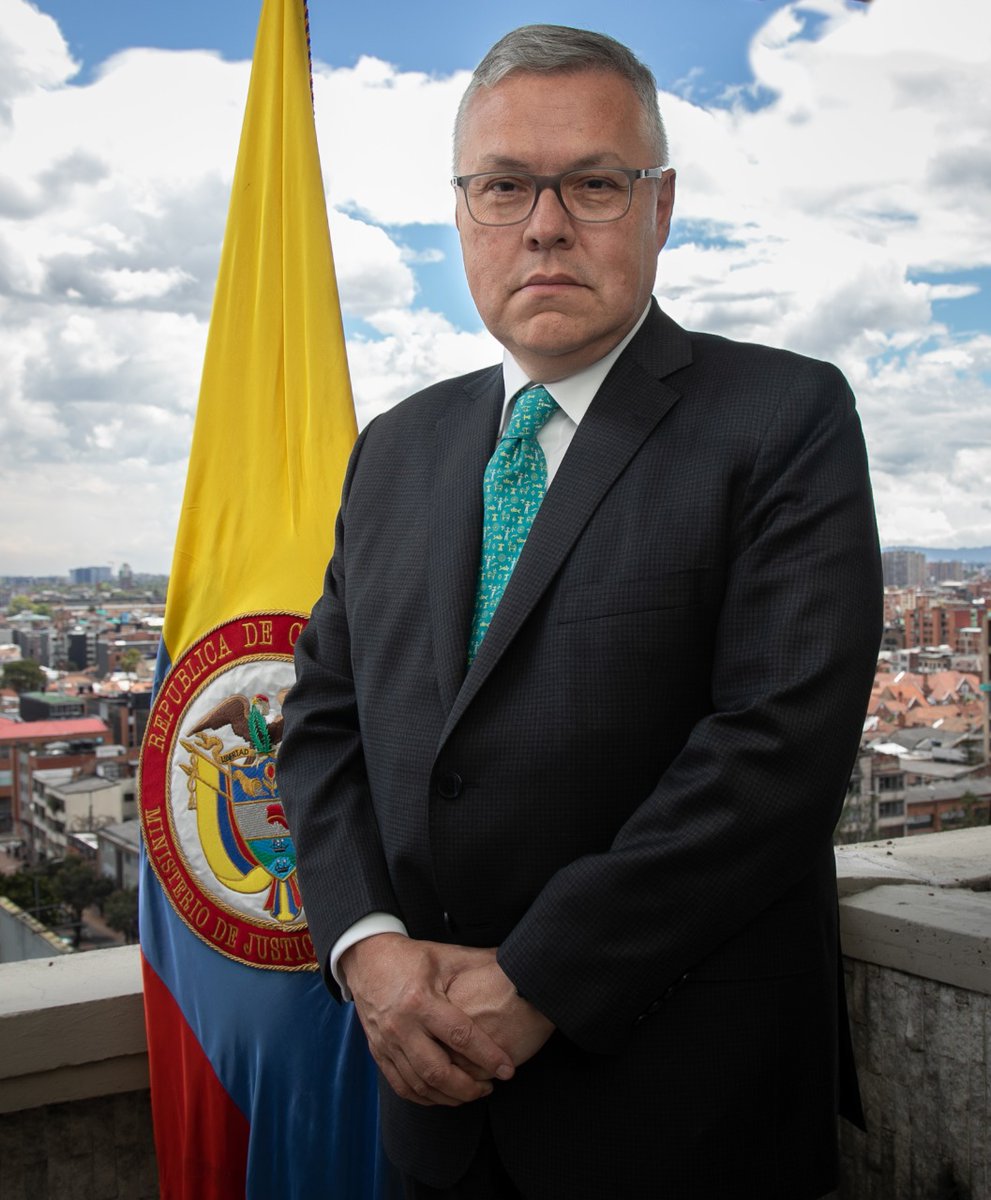 MinjusticiaCo's tweet photo. Hoy el Presidente @petrogustavo posesionó al nuevo Ministro de Justicia y del Derecho, @osunanestor, quien es abogado de la @UExternado y Doctor en Derecho, con tesis cum laude y premio extraordinario de doctorado, de la Universidad de Salamanca (@usal).

#ComienzaTuGobierno https://t.co/K0Tnsavq1I