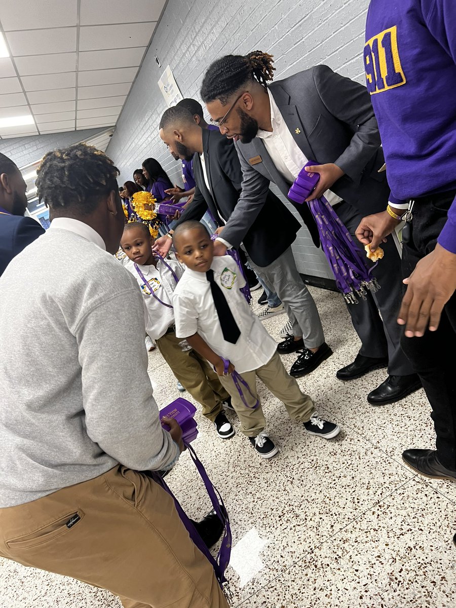 Our first &amp; second grade boys being greeted on their First Day <a href="/Impact_AISD/">Impact Leadership Academy at Wilson</a> by the <a href="/PVAMU/">Prairie View A&M</a> Cheer Team and Mr. Prairie View!! What a STRONG START! <a href="/AldineISD/">Aldine ISD</a> first all boys school serving grades 1 2 &amp; 6! #AldineConnected #GreatnessIsWhatWeOnTheBrinkOf