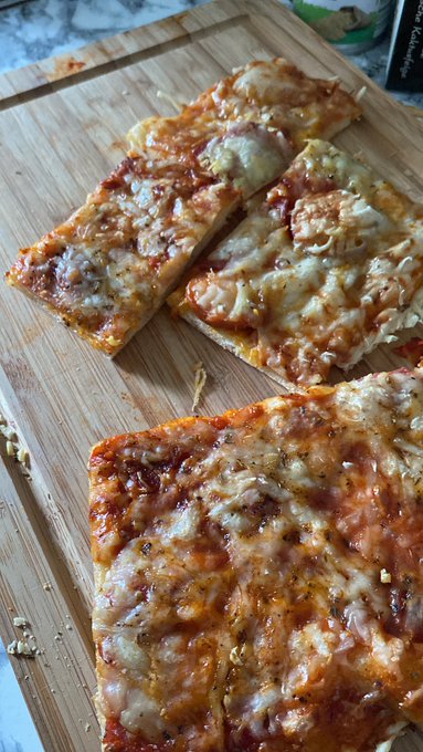 Nothing better than pizza https://t.co/BzDXnyyNbG