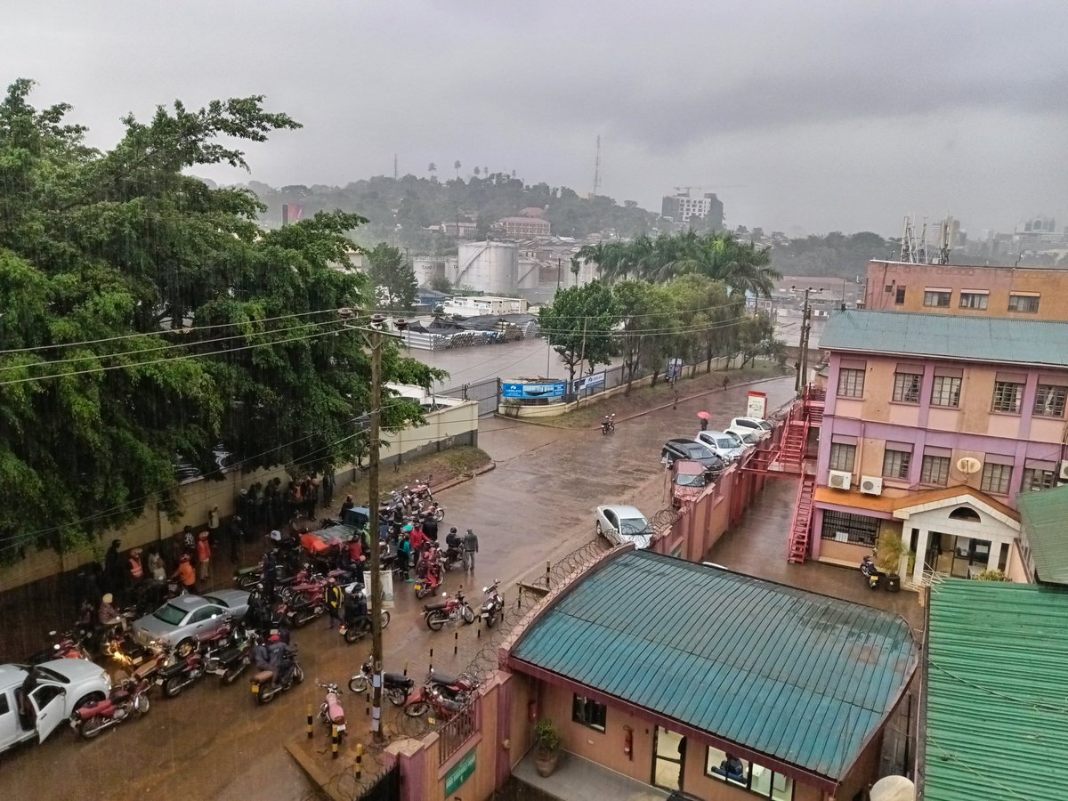 RitahKemigisa's tweet photo. The president is in Kaazi but for the last 30 minutes, traffic has been cut off at the 8th street in Namuwongo. Guys have been forced to wait in the rain https://t.co/Q3ZeX7imD7
