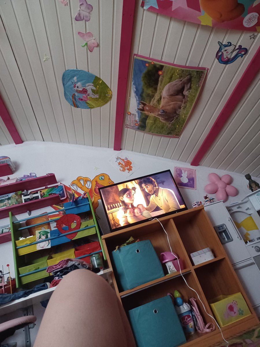 Melo_Nya_'s tweet photo. Bin ins Kinderzimmer auf den Boden gezogen 😅 Kind hat Fieber und reißt sich ständig die Nase auf und blutet also machen wir heute Mama und Tochter Filme tag damit Mama Luna im Blick hat 🦊💚🍉
#GERVtuber https://t.co/MRHrXJox1d