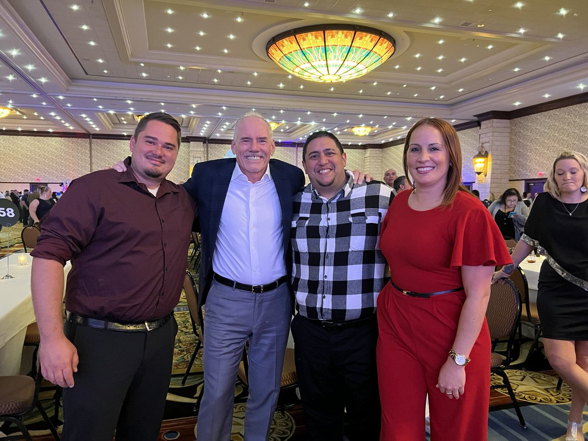 Vic_Chencho's tweet photo. Had to take a pic with Wyman!l last night! #chilisrightnow https://t.co/G1y4xLg1AL