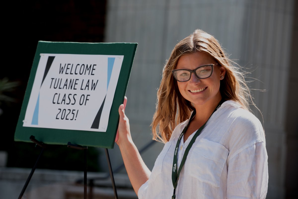 TulaneLaw's tweet photo. The 1L Oath of Professionalism kicks off your #JourneytoJD, #TLS25! What a first day for firsts: Meeting your classmates and professors and making a promise to uphold the highest standards. Welcome to #tulanelaw! 💚 ⚖️
More 📸 (by Tracie Morris Schaefer): https://t.co/jkHOfFE53A https://t.co/12OVtLDsQc