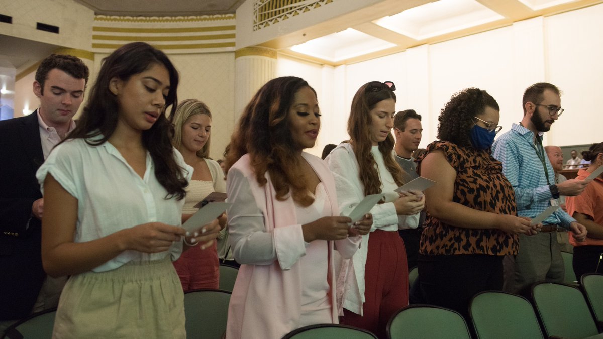 TulaneLaw's tweet photo. The 1L Oath of Professionalism kicks off your #JourneytoJD, #TLS25! What a first day for firsts: Meeting your classmates and professors and making a promise to uphold the highest standards. Welcome to #tulanelaw! 💚 ⚖️
More 📸 (by Tracie Morris Schaefer): https://t.co/jkHOfFE53A https://t.co/12OVtLDsQc