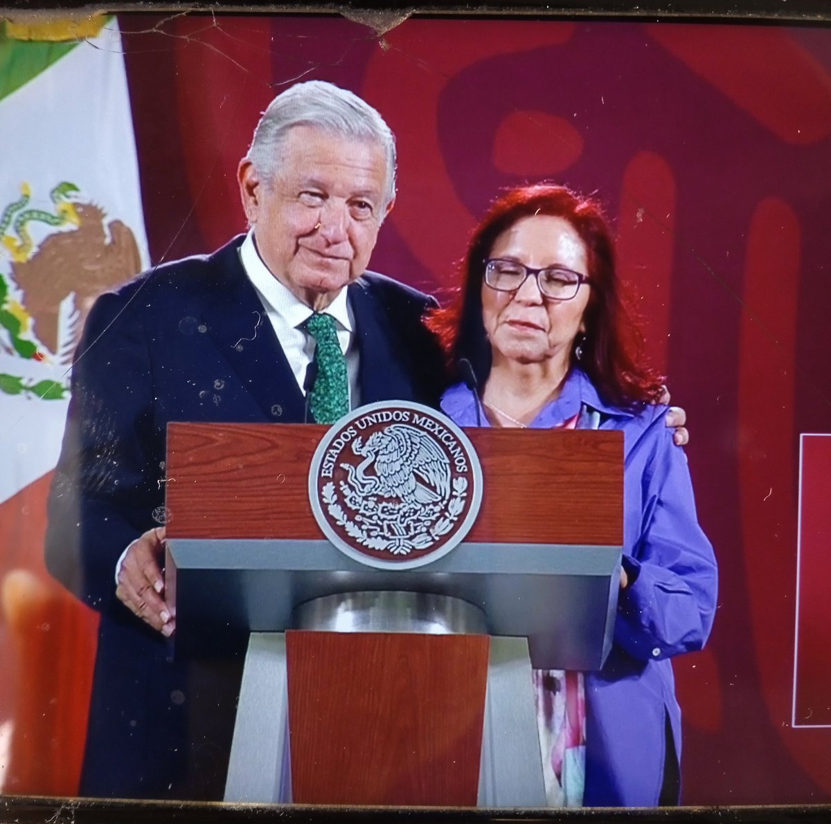 ixtlaz's tweet photo. Que emoción que el Presidente te reconozca y te apoye! Conozco a mi "Coronela" de la #Brigada9 Heberto Castillo de las Adelitas en defensa del #Petroleo y es una gran dirigente! #ConferenciaPresidente #ConferenciaDePrensa #ConferenciaMañanera #Mañanera https://t.co/EsDRYahm73
