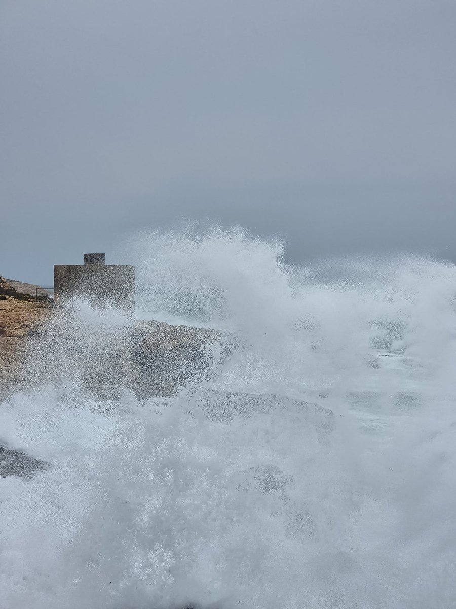 Malta_Weather's tweet photo. STRONG WIND WARNING - NO SWIMMING! 😱🌬💨🌊😲 A STRONG Force 6 to 7 northwesterly wind is expected across Malta and Gozo from late Friday until late Saturday with waves expected to reach up to 8 METRES at times! 📷 Ruth Cassar #malta #gozo #windy #rough #weather #maltaweather https://t.co/QiU9KeulnY