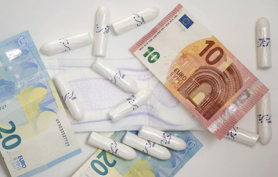 👏#Écosse : les protections périodiques sont désormais gratuites !

Une mesure de lutte contre la précarité menstruelle &amp; la déscolarisation

Pour rappel, en 🇫🇷 1 fille sur 2 a déjà manqué l'école à cause de ses #règles selon <a href="/PlanFrance/">Plan International France</a> &amp; <a href="/opinionway/">OpinionWay</a>

➡️20minutes.fr/monde/3337291-…