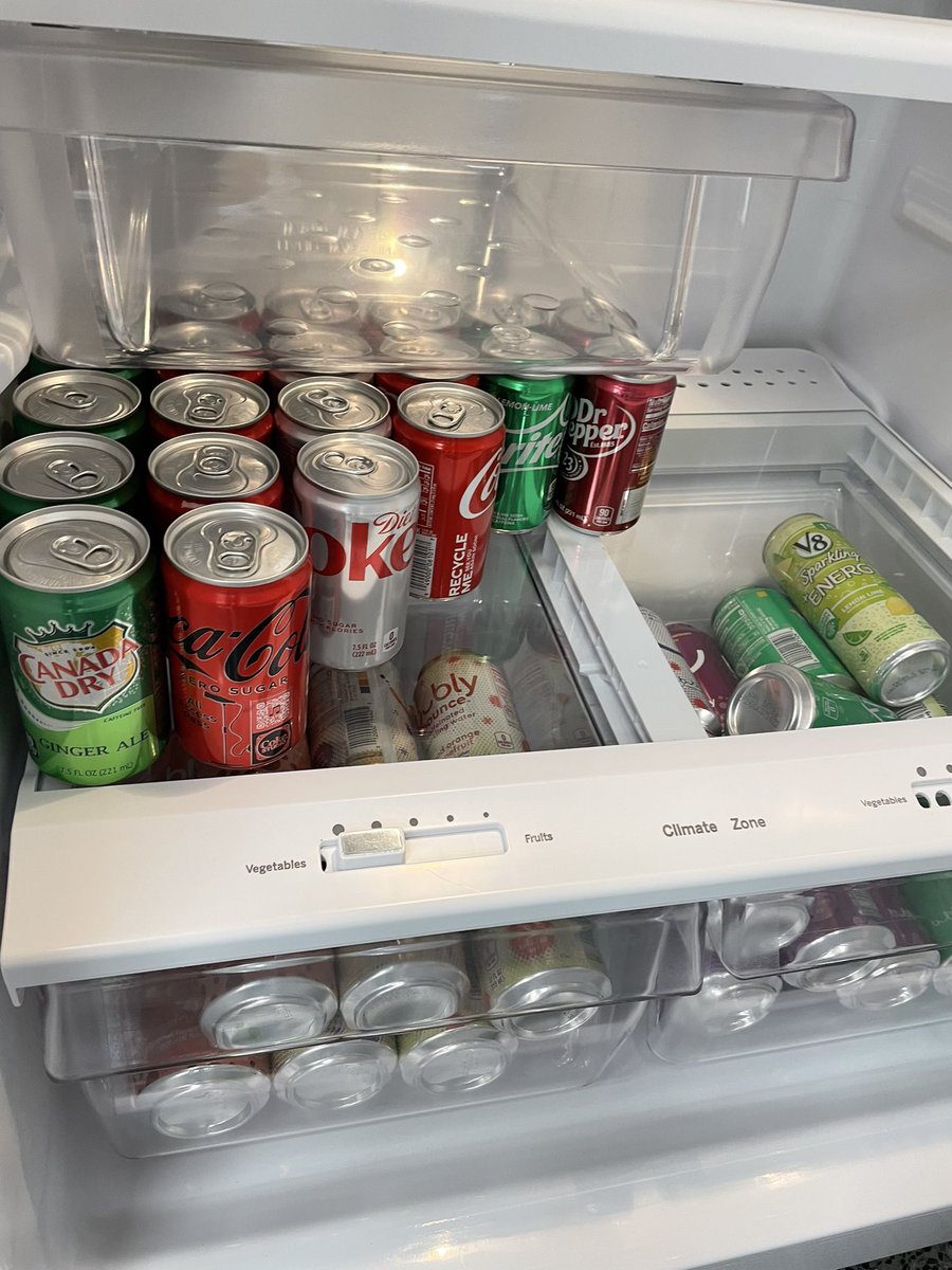 mskatiefowler's tweet photo. The way to a girl’s heart is through her stomach…thanks to our PTA for snacks and drinks 😍😋 #PTA #McDeedsCreek https://t.co/BlzjHAskwa
