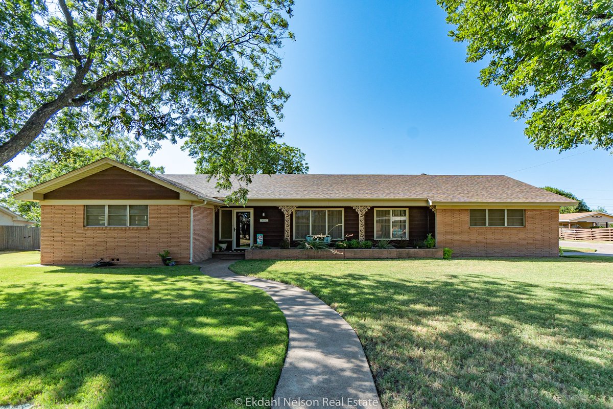 EkdahlEdge's tweet image. 602 Hill Circle is a #gorgeous #brickhome featuring three- bedrooms and two- bathrooms and a #largebackyard.  

Come #enjoy #peaceful, small town living in Jones County. #Contact Lisa Terrell or click this link: bit.ly/3QmCvzm
#smalltownliving #stamfordtx #houseforsale