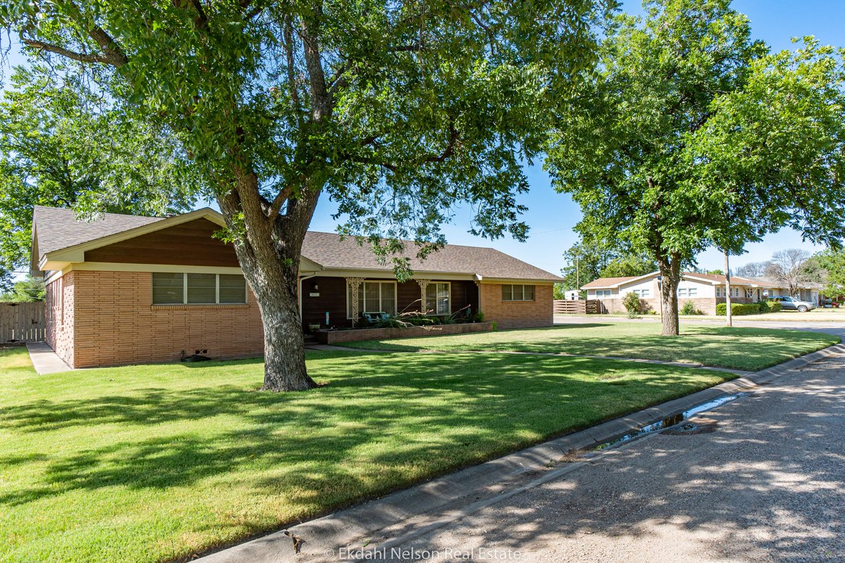EkdahlEdge's tweet image. 602 Hill Circle is a #gorgeous #brickhome featuring three- bedrooms and two- bathrooms and a #largebackyard.  

Come #enjoy #peaceful, small town living in Jones County. #Contact Lisa Terrell or click this link: bit.ly/3QmCvzm
#smalltownliving #stamfordtx #houseforsale
