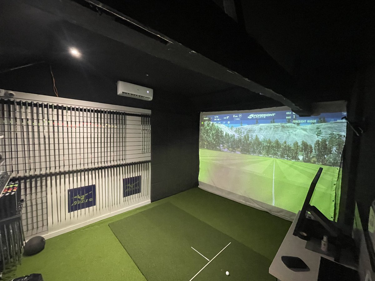 CustomGolfEssex's tweet photo. When you get days like today, a facility like this keeps clients happier.
#keeponimproving #bestgolflessonsinharlow #bestgolftuitioninharlow #bestcustomfittinginharlow 
@CanonsBrookGolf https://t.co/jKio9SLAcz