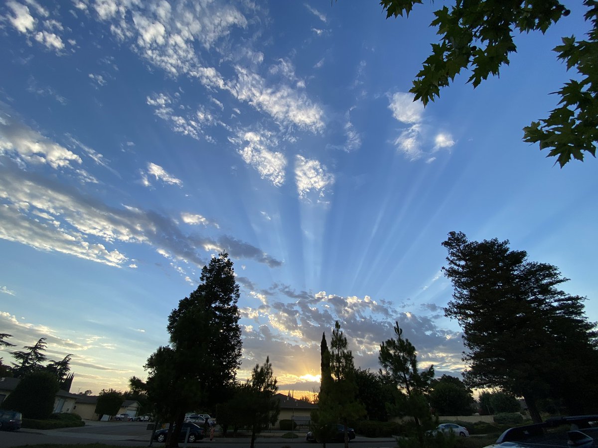 dibesh's tweet photo. How the rays hit the sky? #livermore #sunrise #ktvu #morning https://t.co/Dt5E2eoLJI