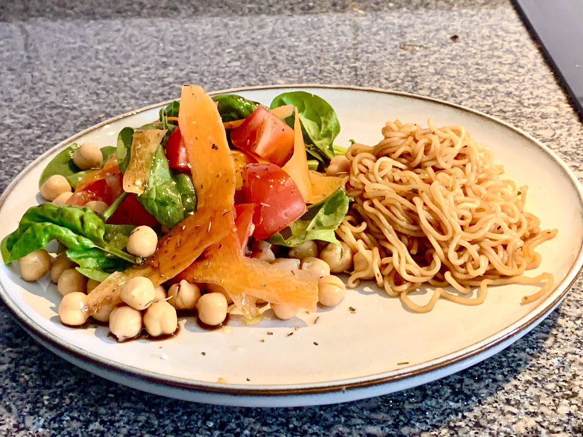 perohlsonmusic's tweet photo. Quick and colorful Teriyaki flavored chickpea and noodle sallad 😋😋😋 https://t.co/ii9FbMzohN