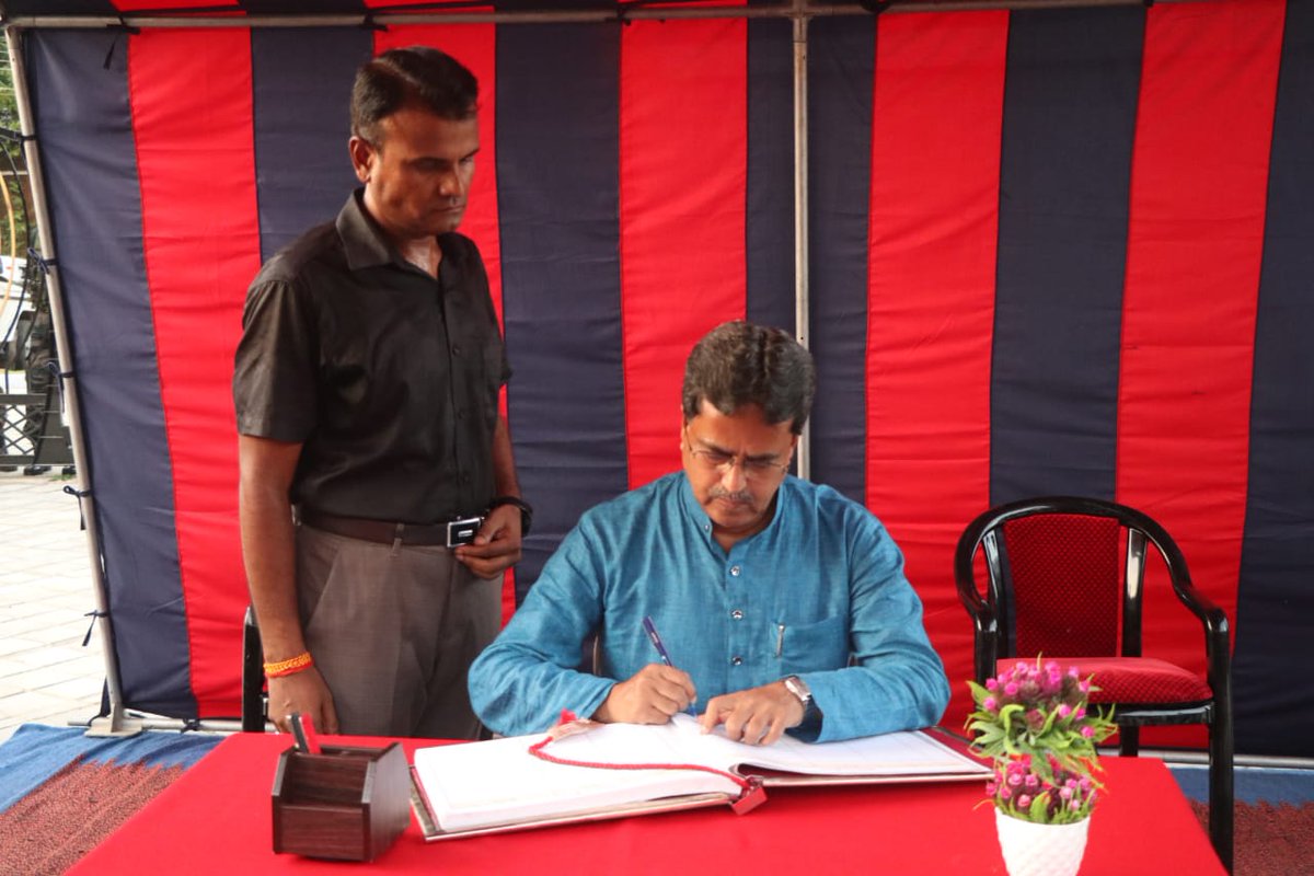 আজ রাজধানীর লিচুবাগান এলাকায় এলবার্ট এক্কা যুদ্ধ স্মৃতিসৌধ এবং জগন্নাথ বাড়ি পার্কের উদ্বোধন করলাম। এর পাশাপাশি যুদ্ধ স্মৃতিসৌধে পুষ্পার্ঘ্য অর্পণ করে দেশের বীর সেনাদের উদ্দেশ্যে শ্রদ্ধা জানাই।
