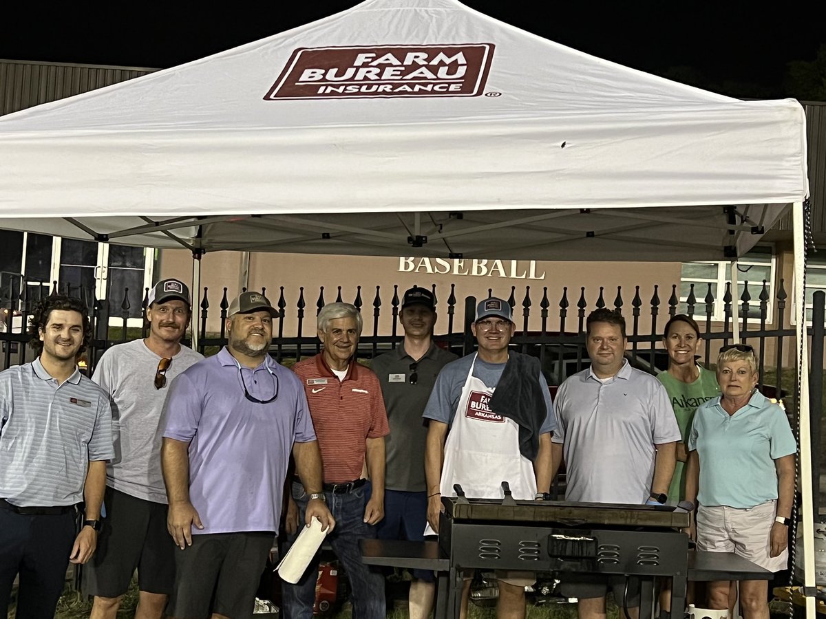 CoachCdick's tweet photo. Appreciate @chrisbillings and company for cooking at our scrimmage last night! They fed 2 teams! Lots of burgers and dogs! https://t.co/ELudFbmpIo