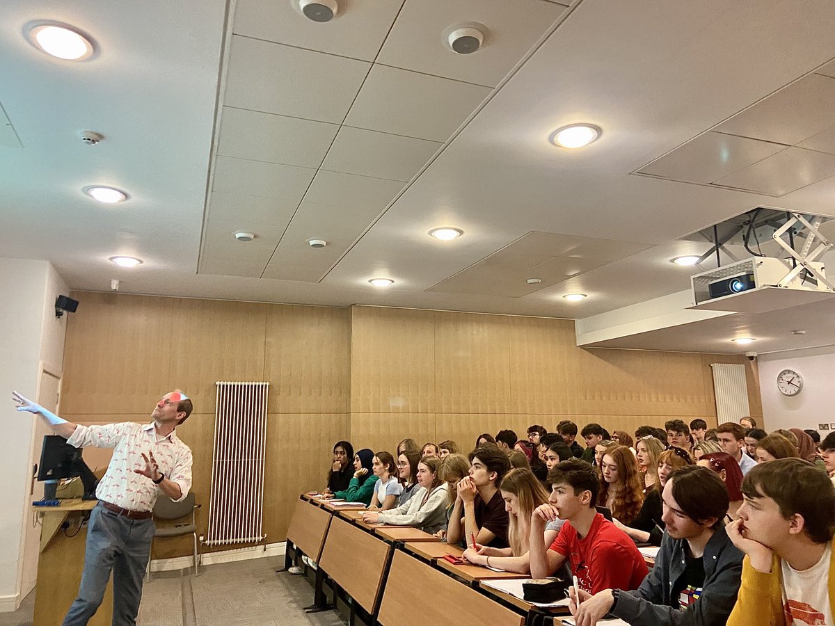 JesusOxford's tweet photo. We're midway through our @Seren_Network Summer School. Today Access Fellow @magl_williams gave our fantastic Y12 learners a lecture on 'Reasons to be cheerful for the future'. Now off to @AshmoleanMuseum &amp; @HSMOxford to learn about @UniofOxford 's cultural &amp; scientific history. https://t.co/XHKS7Jiwoa