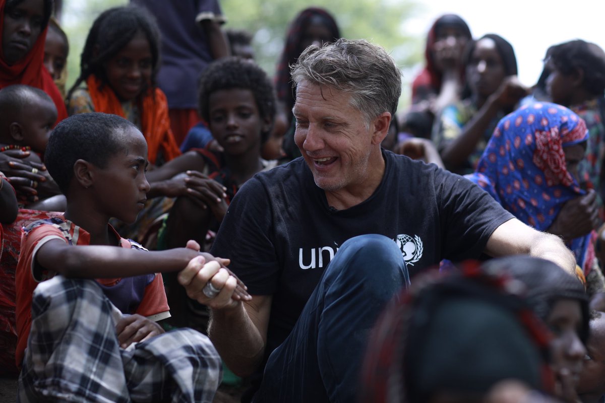 UNICEFEthiopia's tweet photo. Today @1james_elder met women &amp; children in remote villages of Afar, #Ethiopia who are receiving life saving medicines through a @Unicef supported mobile health and nutrition team.  #ForEveryChild, health - no matter where they are. https://t.co/wMKlWBRVZc