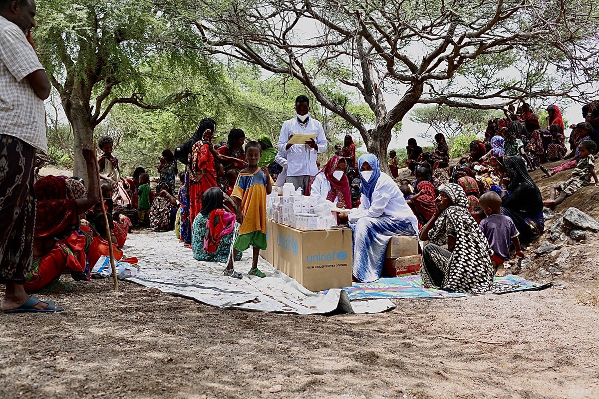 UNICEFEthiopia's tweet photo. Today @1james_elder met women &amp; children in remote villages of Afar, #Ethiopia who are receiving life saving medicines through a @Unicef supported mobile health and nutrition team.  #ForEveryChild, health - no matter where they are. https://t.co/wMKlWBRVZc
