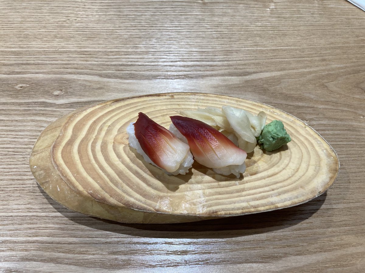 PiaCCourtenay's tweet photo. Having my favourite #sushi - #surfclam! https://t.co/kwCJyosMKT