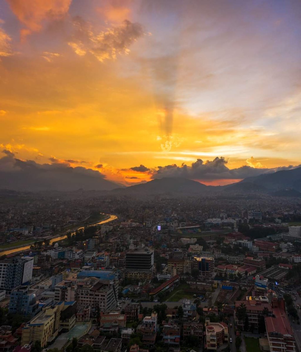 RONBupdates's tweet photo. Beautiful Golden Sunset as seen from Kathmandu today. Did you see it? 😍

Pic. ekadeshmabysumirshrestha https://t.co/ioviaVCMUq