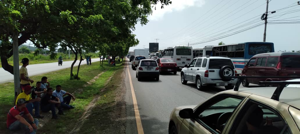 suttene_'s tweet photo. #URGENTE | Transportistas afiliados a Suttene nos unimos en protesta ante la orden de negarnos el surtido de combustible. 

#NuevaEsparta 
#IslaDeMargarita 

https://t.co/eoQ3vSXeW3 https://t.co/4lK39gzjQi