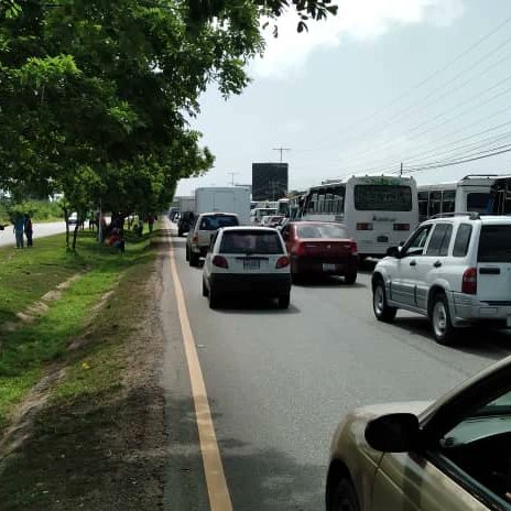 suttene_'s tweet photo. #URGENTE | Transportistas afiliados a Suttene nos unimos en protesta ante la orden de negarnos el surtido de combustible. 

#NuevaEsparta 
#IslaDeMargarita 

https://t.co/eoQ3vSXeW3 https://t.co/4lK39gzjQi