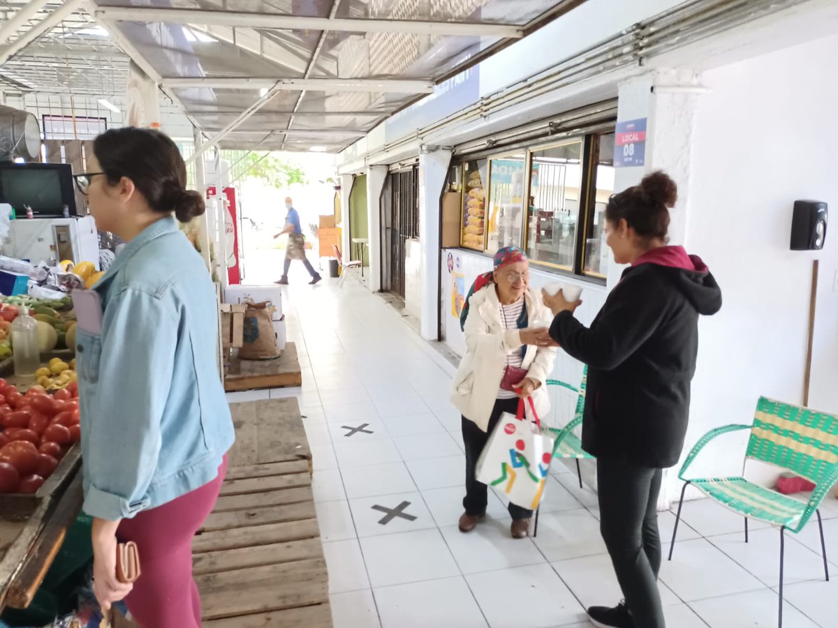 fersa1981's tweet photo. Locatarios del #MercadoMunicipal Solidaridad reciben a los clientes con café por el día lluvioso.
Por acciones como éstas es que vale la pena trabajar, apoyar e impulsar al #ComercioLocal✌️ #VamosASeguir #SePuede
@ZapopanGob @ServiciosZap https://t.co/Jhtx6q4xGw