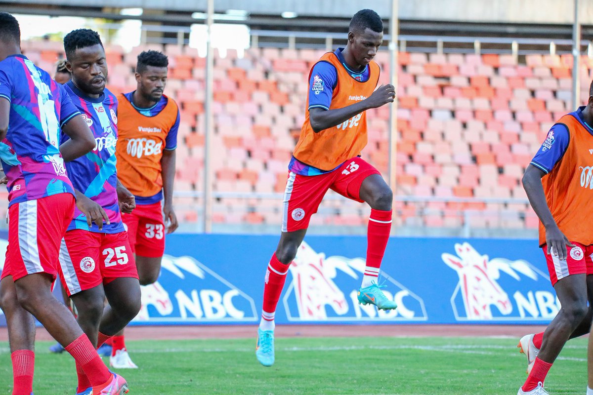 SimbaSCTanzania's tweet photo. Mazoezi mepesi kabla ya mchezo kuanza. #NBCPremierLeague #NguvuMoja https://t.co/6of7VSGT5l