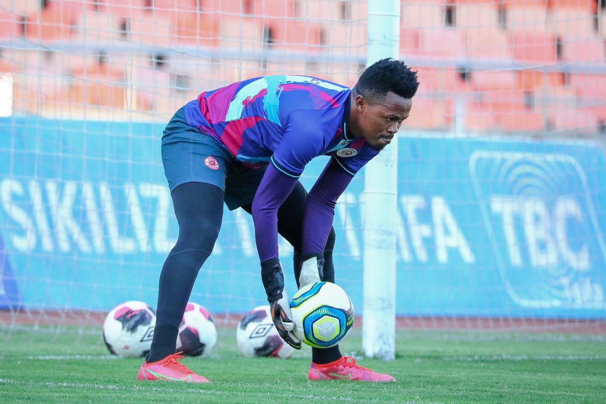 SimbaSCTanzania's tweet photo. Mazoezi mepesi kabla ya mchezo kuanza. #NBCPremierLeague #NguvuMoja https://t.co/6of7VSGT5l
