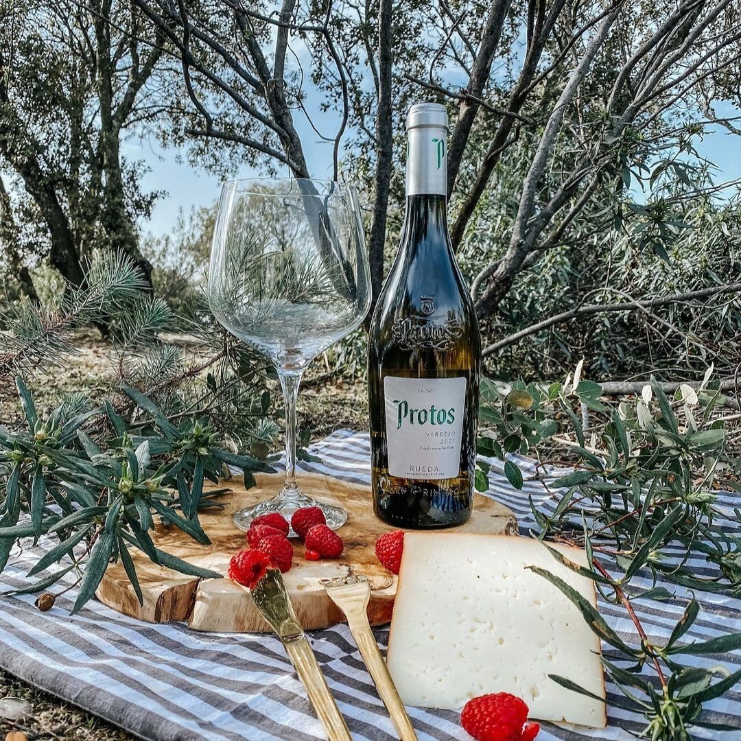 Bodegas_Protos's tweet photo. Hemos decidido pasar una tarde ideal. Rodeado de olivos, con vista al mar y acompañados de una botella de Protos Verdejo, frambuesas y un delicioso queso Manchego.✨
#DORueda #ProtosVerdejo #vinoblanco #wineProtos #bodegas #VinoEspaña #vino 📷 twobloggerss (IG) https://t.co/RRUdX789tQ