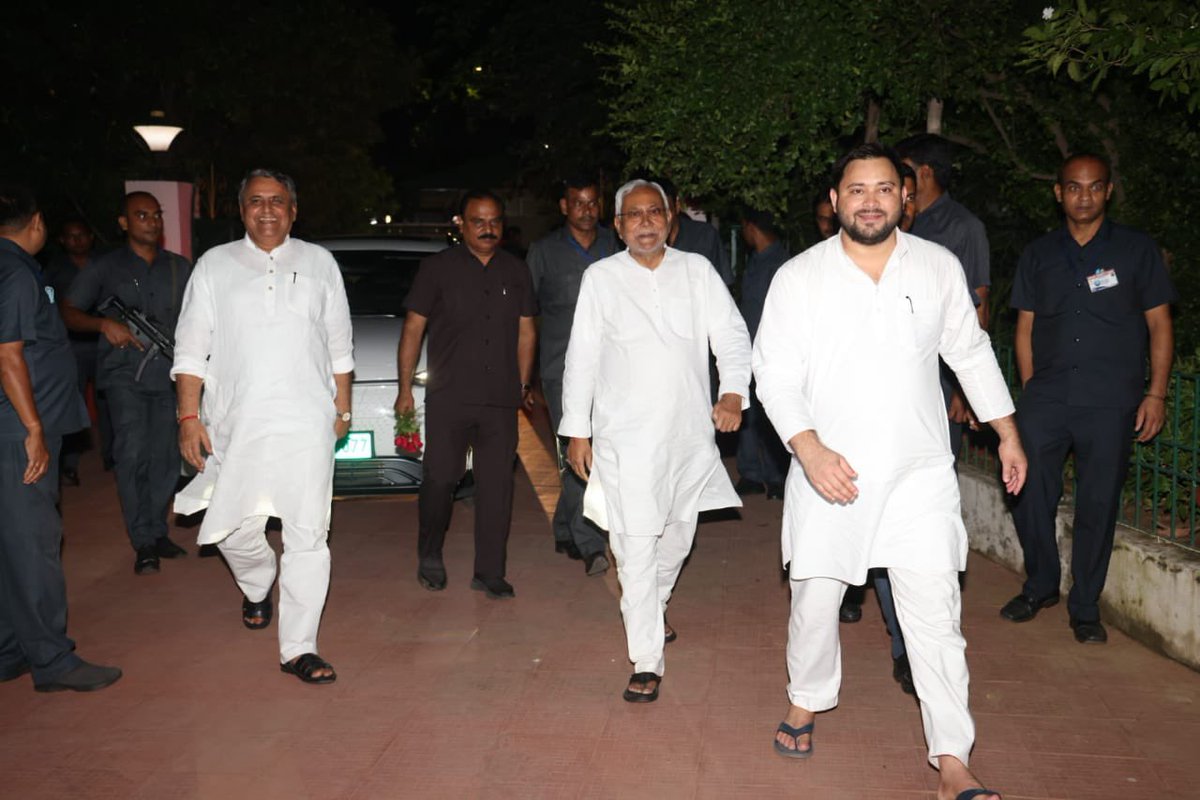 yadavtejashwi's tweet photo. आदरणीय मुख्यमंत्री श्री @NitishKumar जी राष्ट्रीय अध्यक्ष आदरणीय श्री @laluprasadrjd जी मिलने पहुँचे। https://t.co/dHVbTHc0pS
